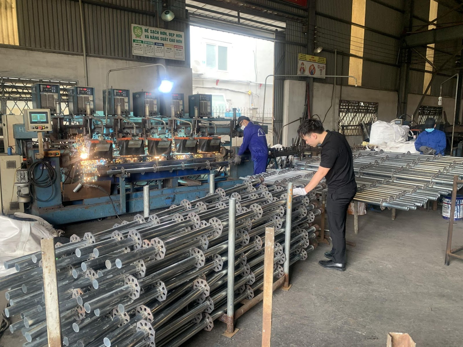 quá trình sản xuất cột giáo ringlock tại nhà máy cơ khí Tân Vượng bằng máy hàn co2 tự động